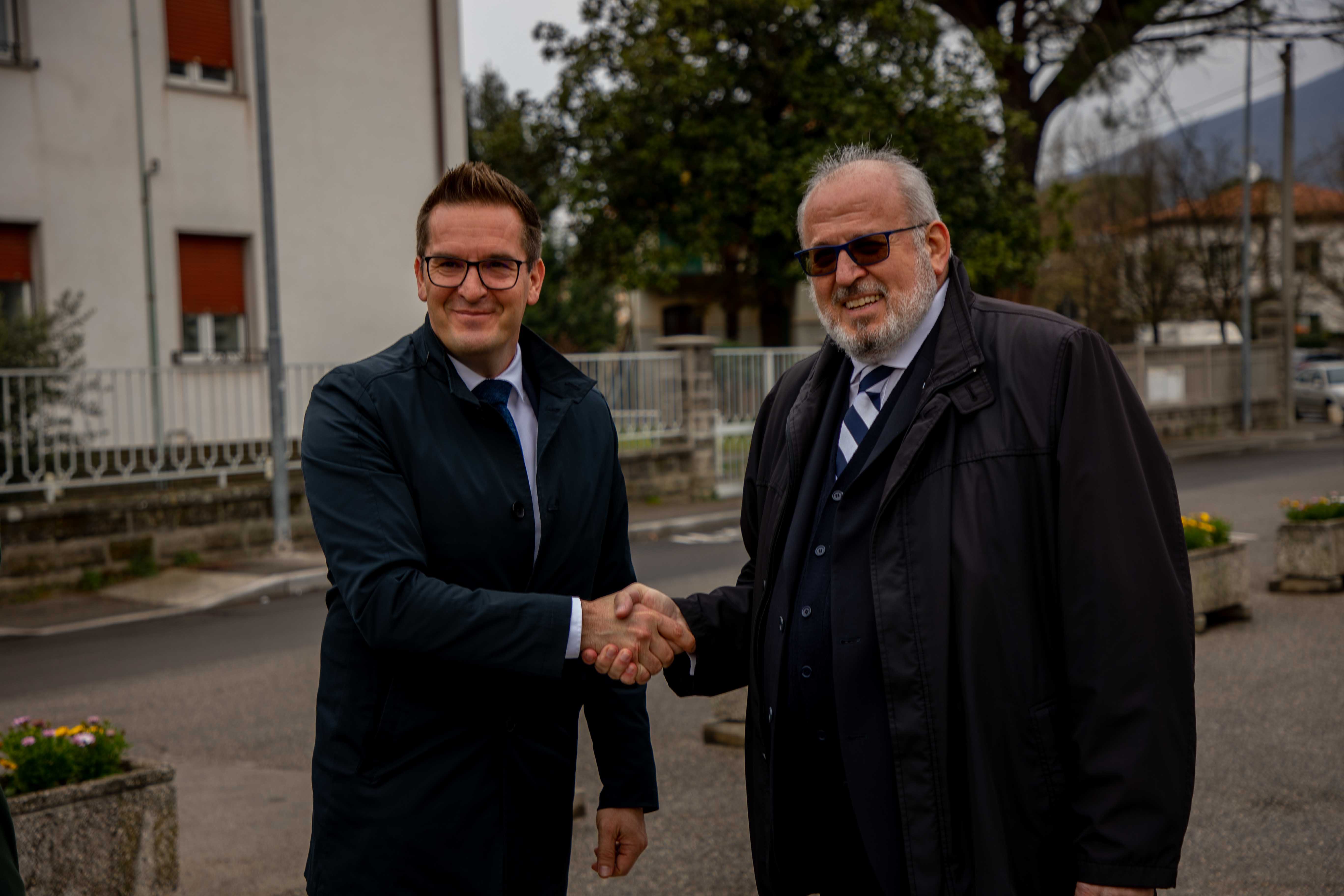 Novogoriški župan Samo Turel in goriški župan Rodolfo Ziberna se rokujeta na Trgu Evrop med obema Goricama