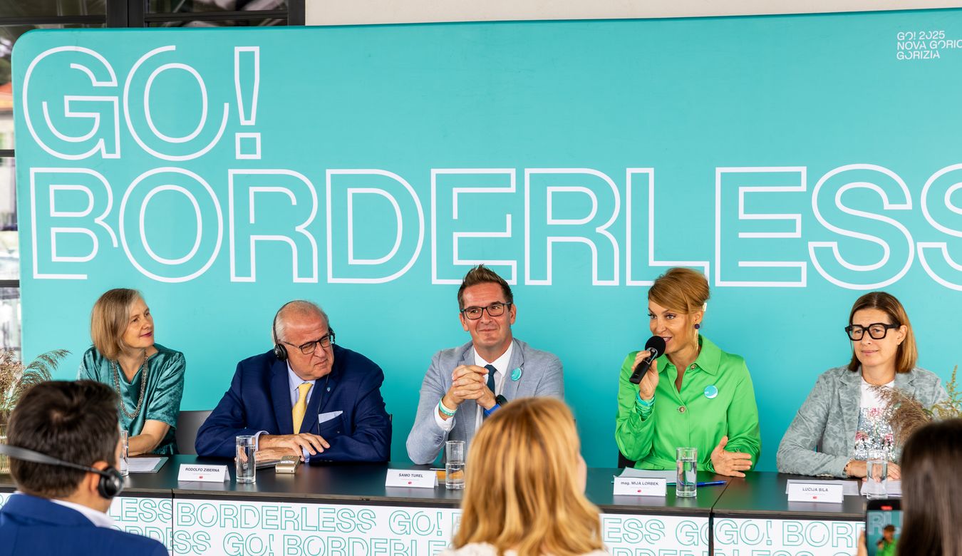 Govorci na novinarski konferenci.