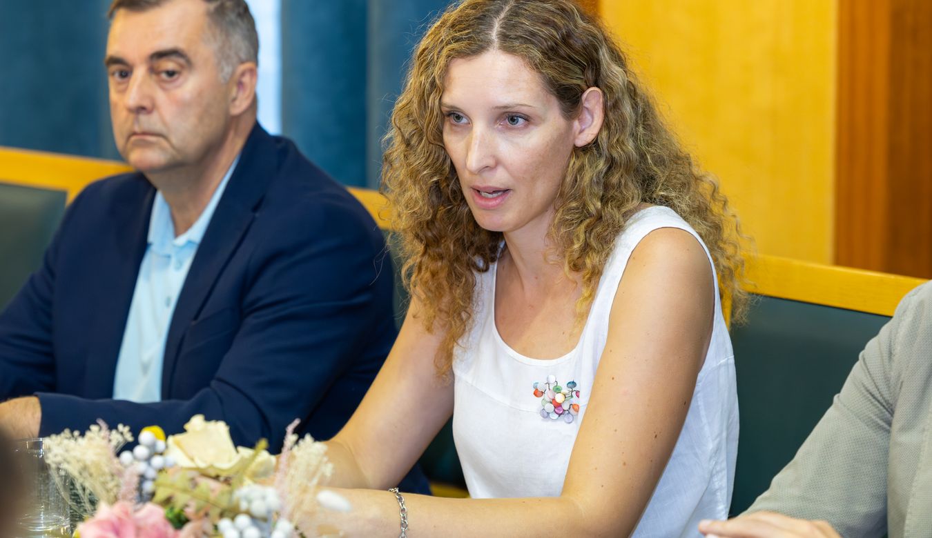 Govornica na novinarski konferenci, glavna koordinatorka ETM Ana Kobe