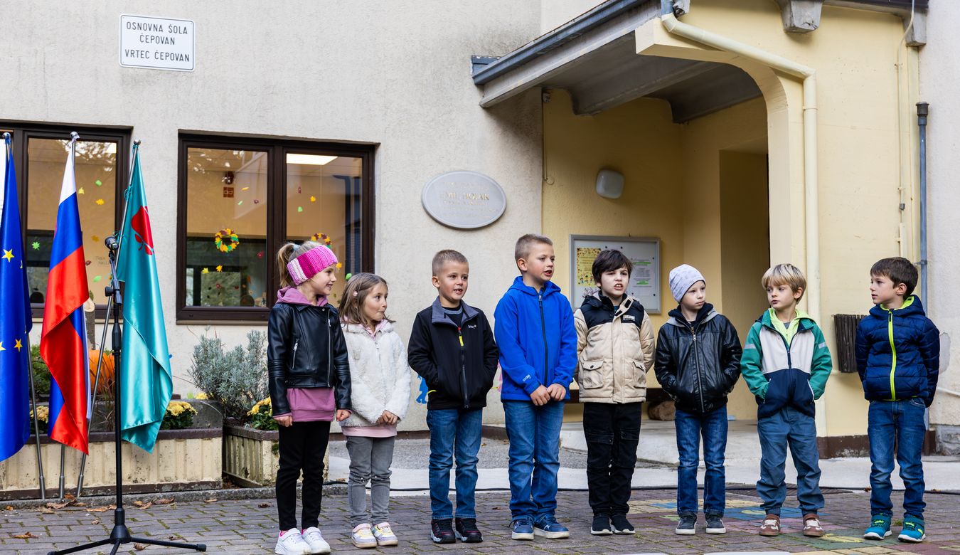 Otroci, ki so nastopali v sklopu uradnega programa ob odprtju prizidka.