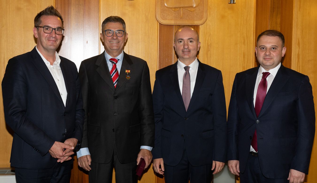 Župan Mestne občine Nova Gorica, predsednik Društva prijateljstva Slovenije in Azerbajdžana Andrej Kompara, prvi mož azerbajdžanskega okrožja Oghuz, g. Javid Abdul-Gadirov, veleposlanik Republike Azerbajdžan v Sloveniji in njuna delegacija