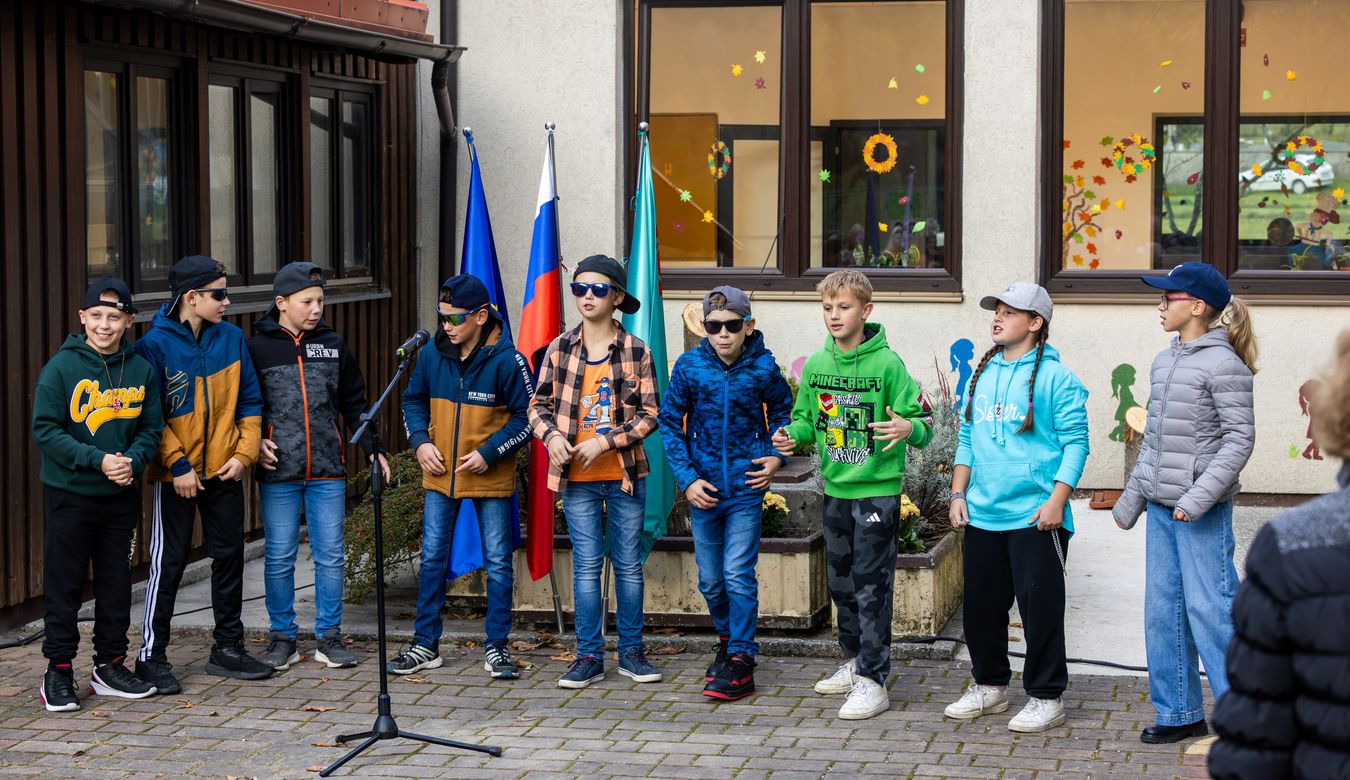Otroci, ki so nastopali v sklopu uradnega programa ob odprtju prizidka.
