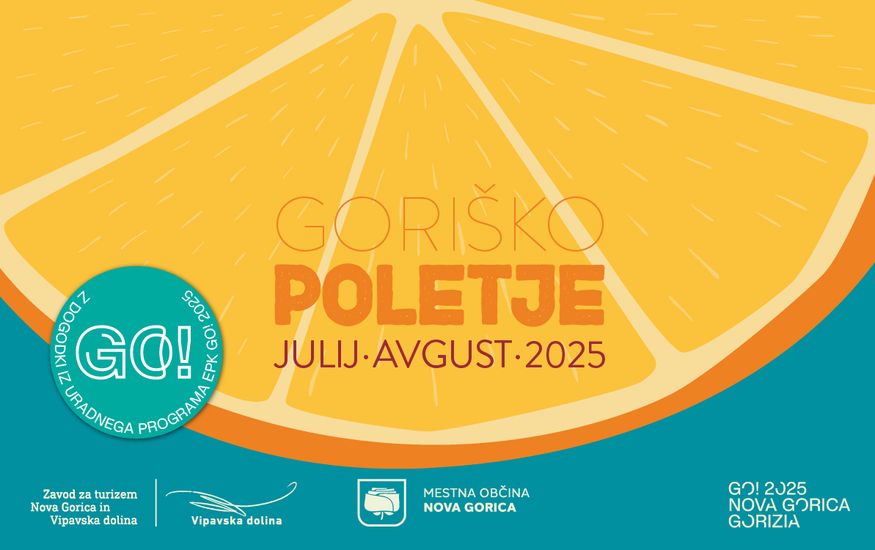 Ilustrirana grafika z motivom rezine oranže in pisanimi barvami. V ospredju piše \&quot;Goriško poletje – julij, avgust 2025\&quot;. Spodaj so logotipi Zavoda za turizem Nova Gorica in Vipavska dolina, Mestne občine Nova Gorica in GO! 2025 Nova Gorica Gorizia. Na levi strani je krog z besedilom \&quot;Z dogodki iz uradnega programa EPK GO! 2025