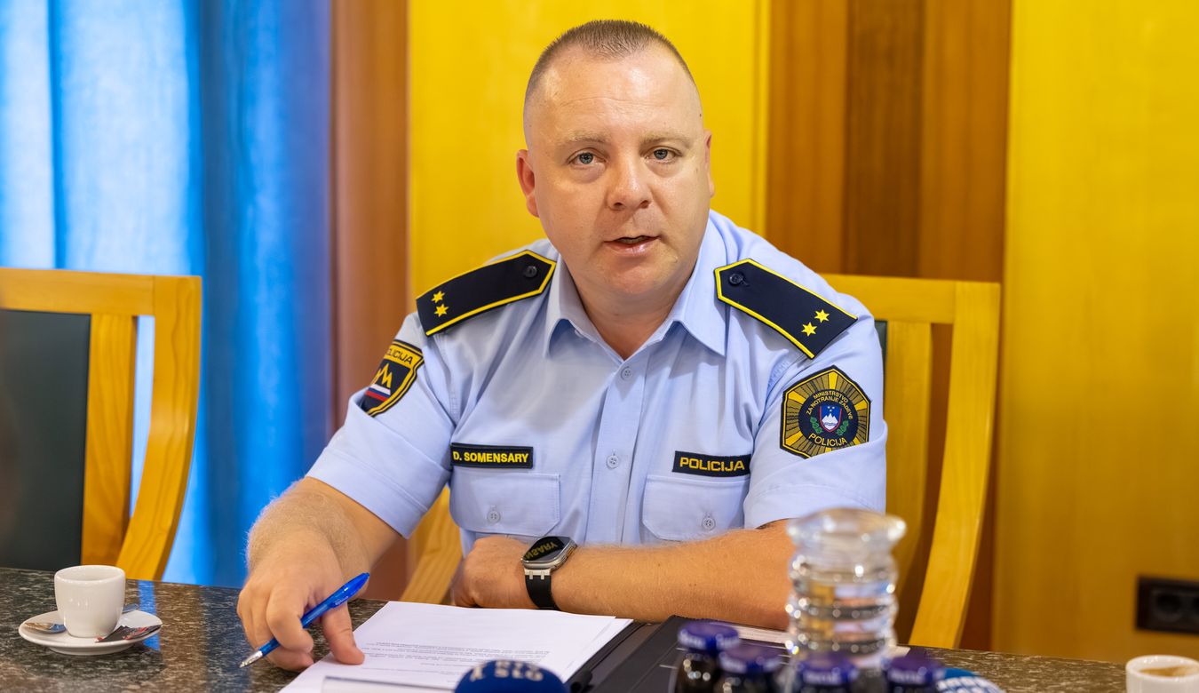 Načelnik policijske postaje Nova Gorica David Somensary kot govorec na novinarski konferenci.