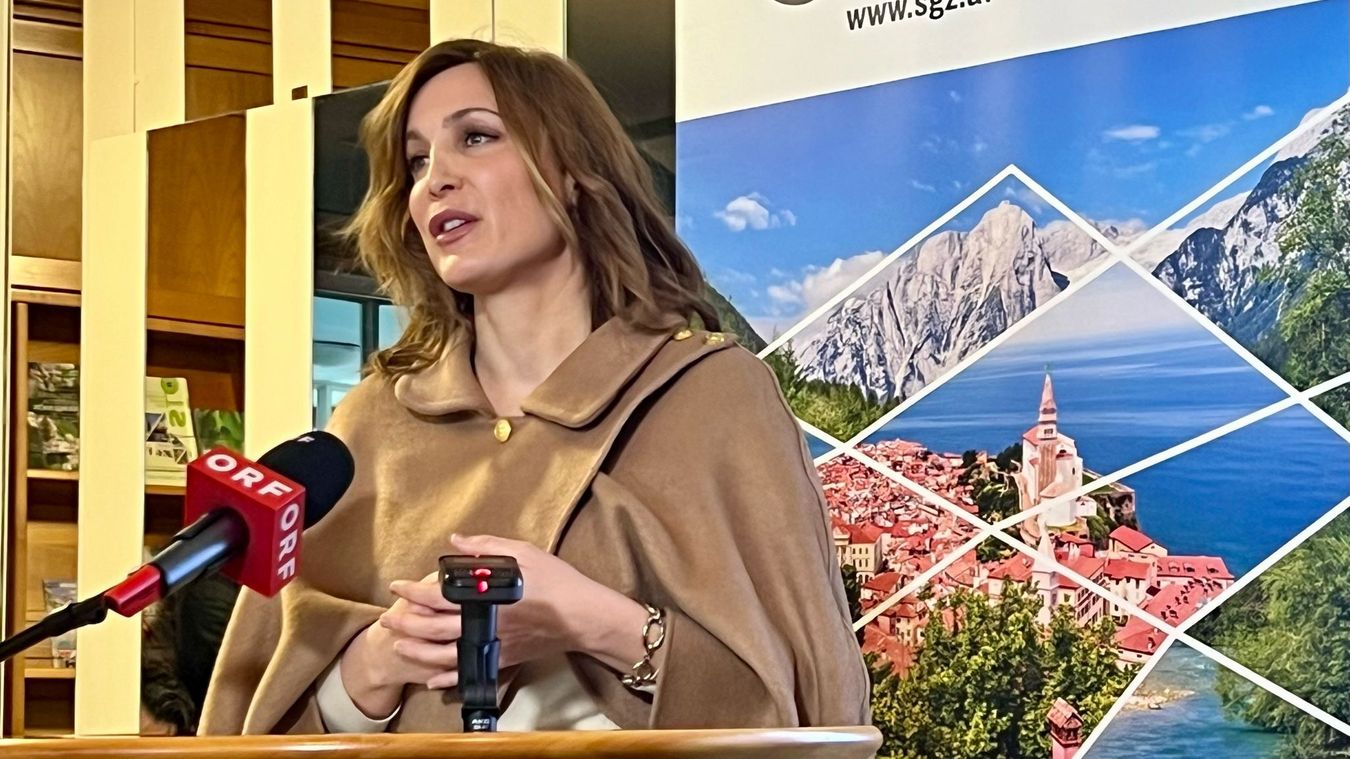 Na fotografiji je direktorica Javnega zavoda GO! 2025 Mija Lorbek kot govorka na dogodku.