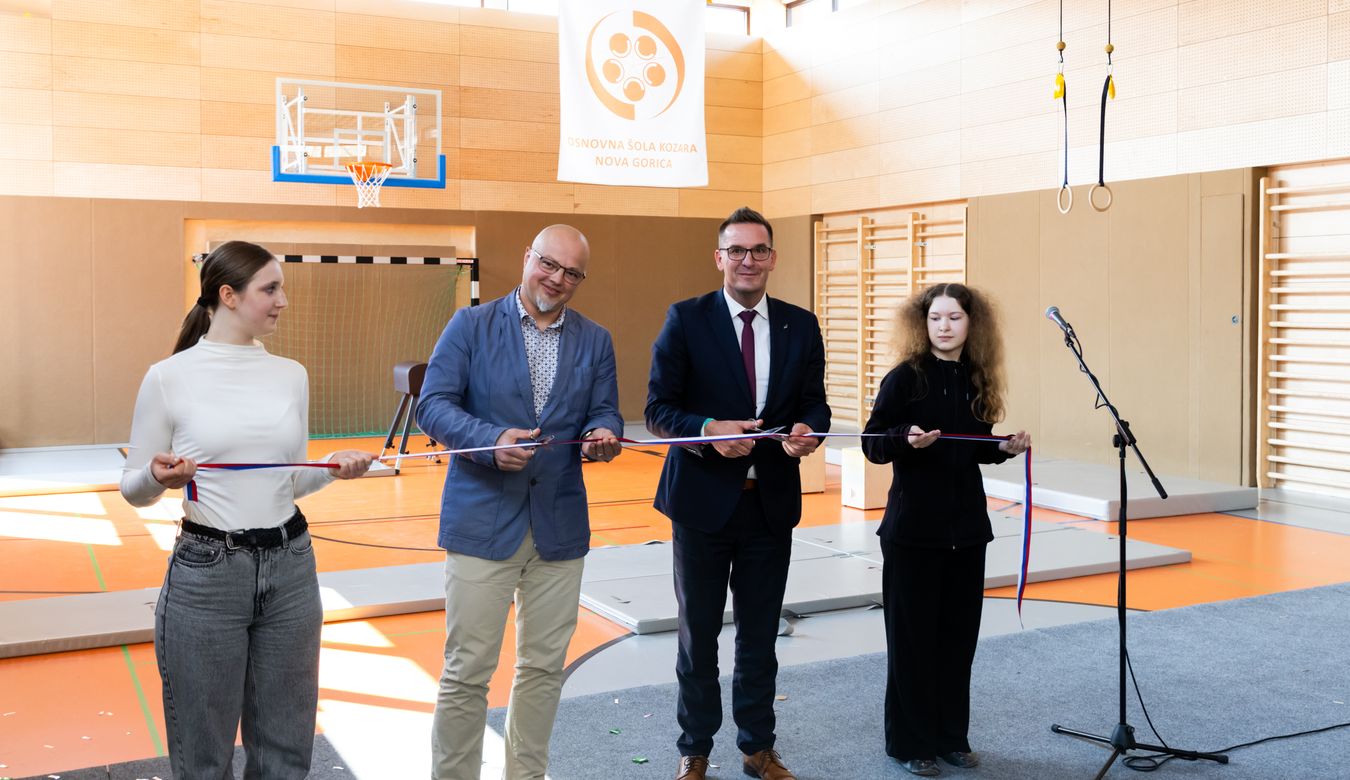 Na fotografiji sta ravnatelj OŠ Kozara in župan Mestne občine Nova Gorica, ki sta ob uradnem odprtju telovadnice prerezala trak.