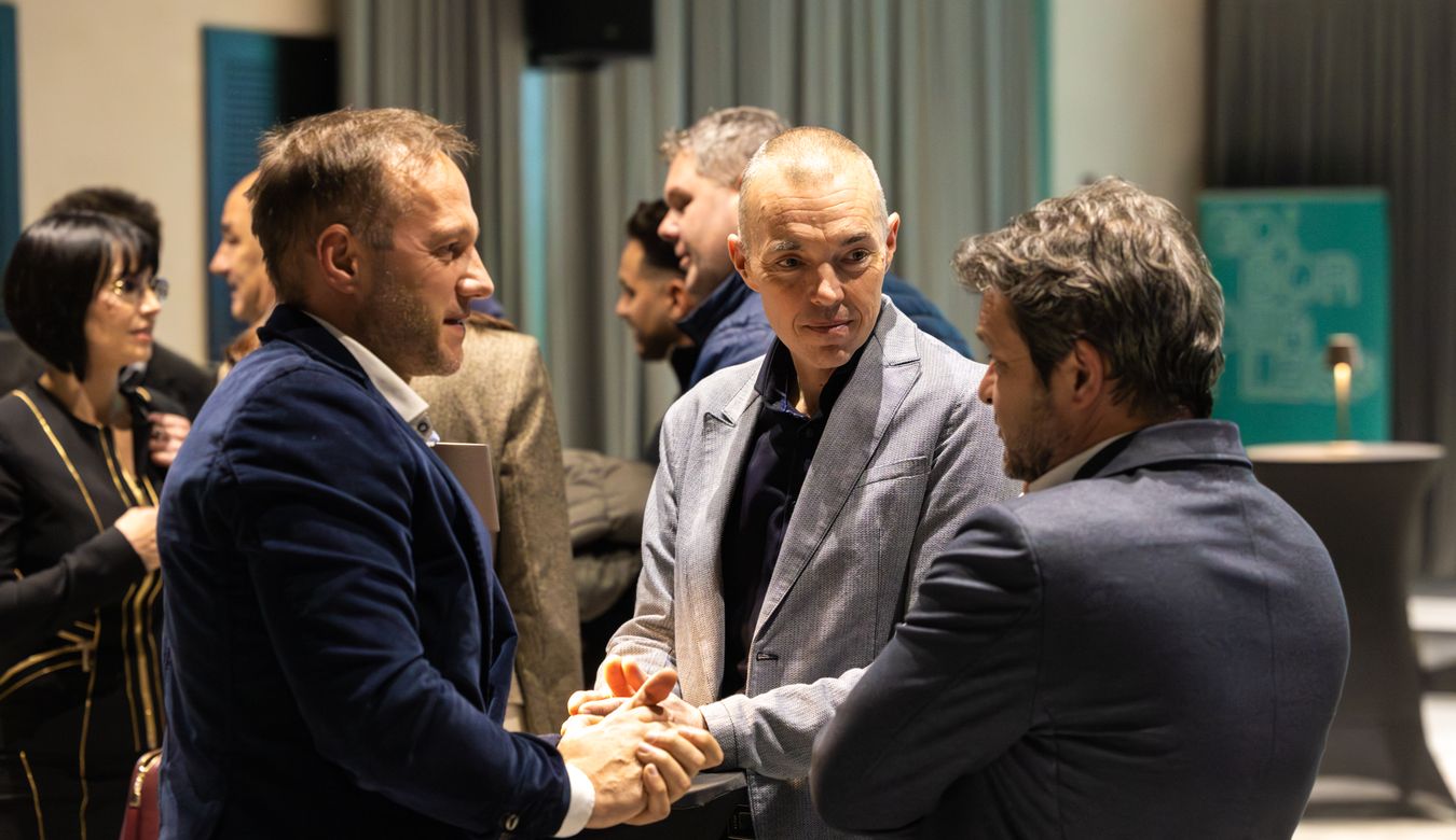 Gospodarstveniki med pogovorom.