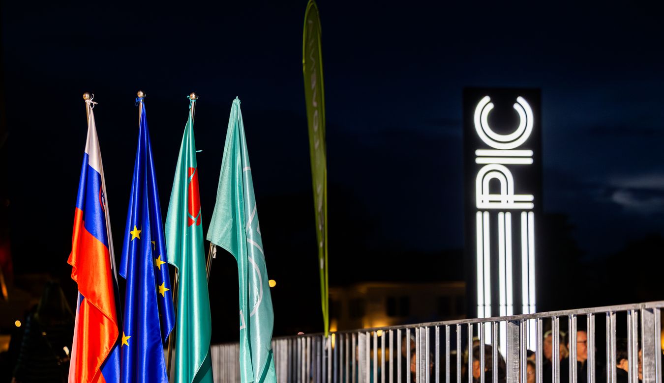 Osvetljen znak EPIC, ki stoji pred objektom.