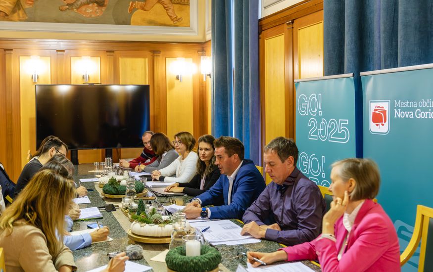 Govorci med novinarsko konferenco.