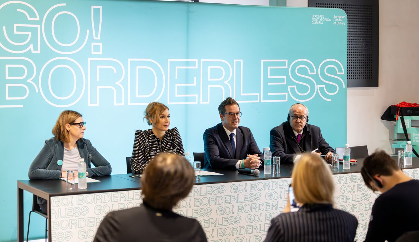 Govorci na novinarski konferenci.