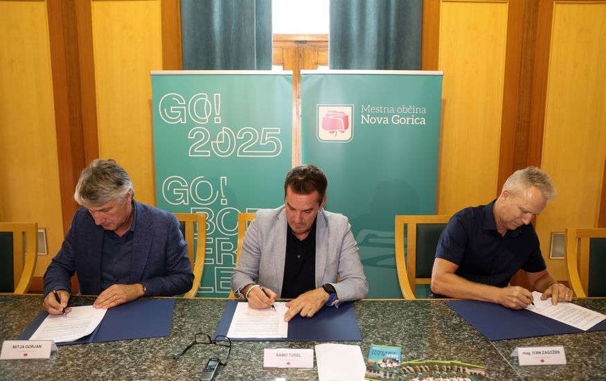 Župan Mestne občine Nova Gorica Samo Turel, generalni direktor Soških elektrarn Nova Gorica Mitja Gorjan in Predsednik Kajak kluba Soške elektrarne mag. Ivan Zagožen med podpisom sporazuma.