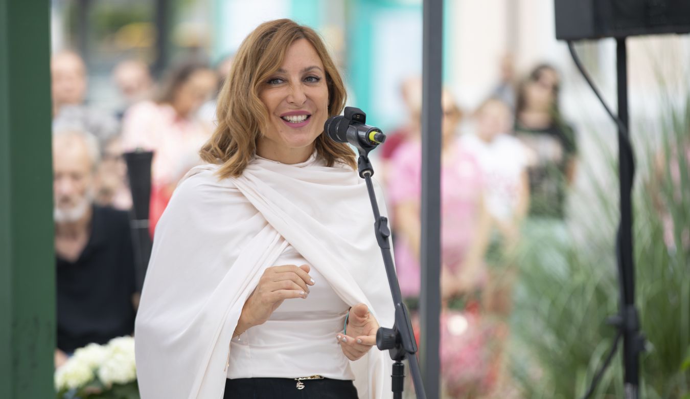 Mag. Mija Lorbek, direktorica Javnega zavoda GO! 2025, kot govornica na odprtju Super 8.