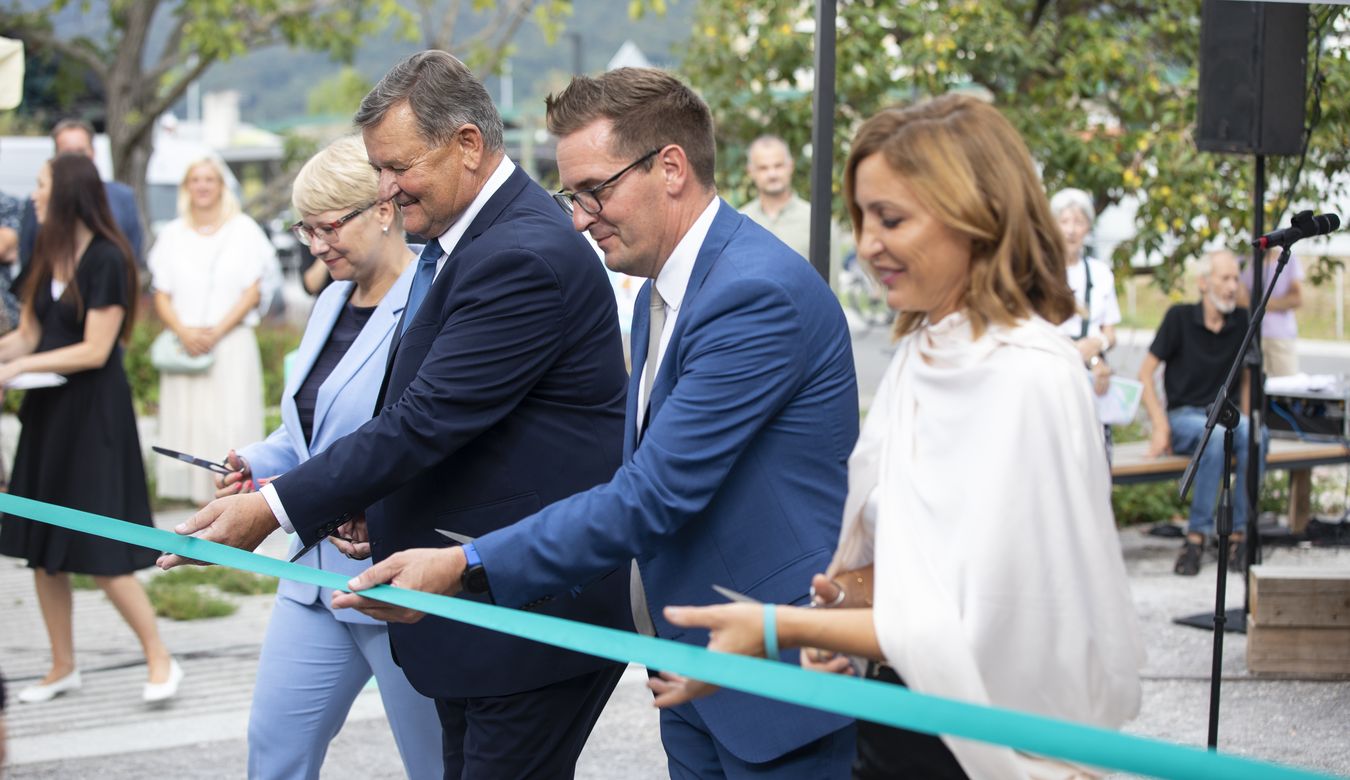 Direktorica mag. Mija Lorbek, župan Samo Turel, minister Aleksander Jevšek in  vodja predstavništva Evropske komisije v Sloveniji dr. Jerneja Jug Repše med razrezom traku.