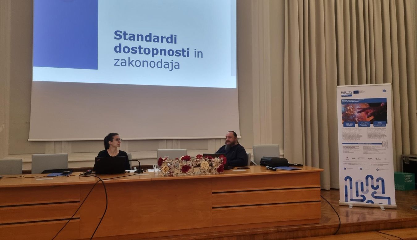 Strokovnjaka iz Zavoda za digitalno dostopnost A11y.si, Andreja Bevc in Tilen Škraba, med vodenjem usposabljanja