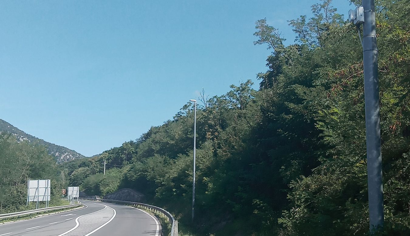 Merilec postavljen ob cesti.