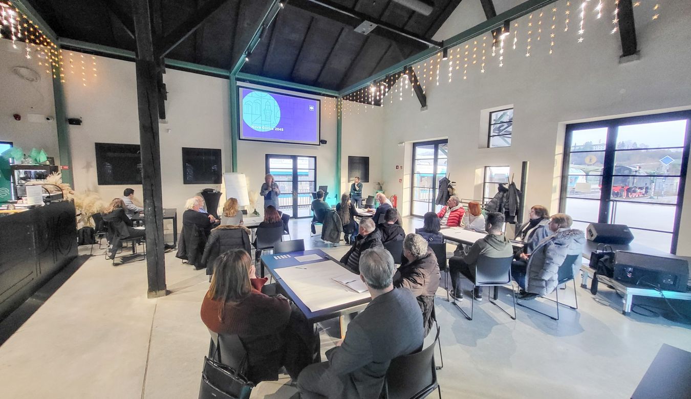 Fotografija s tematskega posveta s predstavniki krajevnih skupnosti