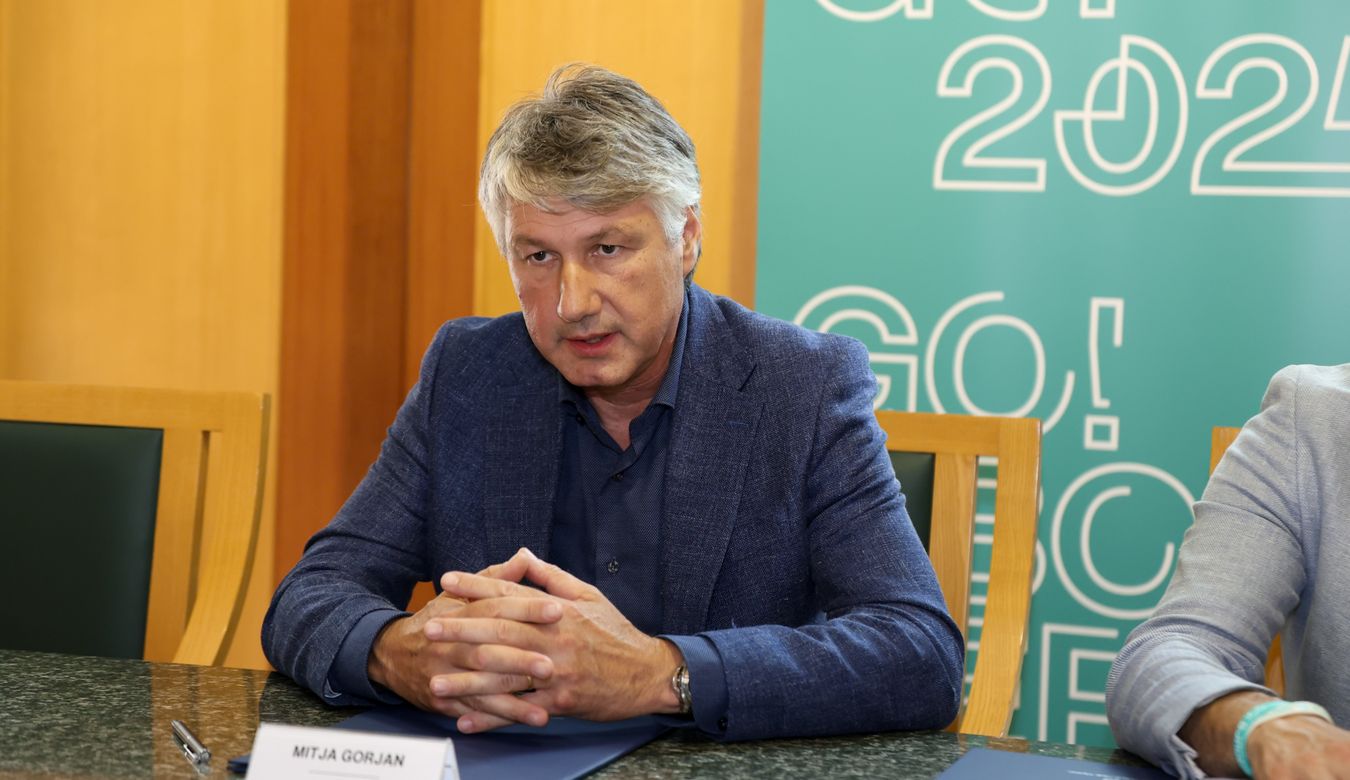 Generalni direktor Soških elektrarn Nova Gorica Mitja Gorjan pred podpisom.