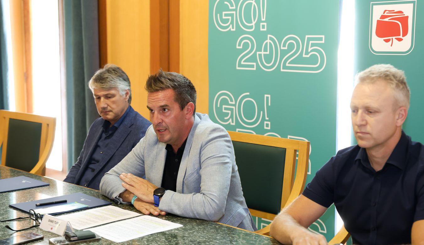 Župan Mestne občine Nova Gorica Samo Turel pred podpisom.
