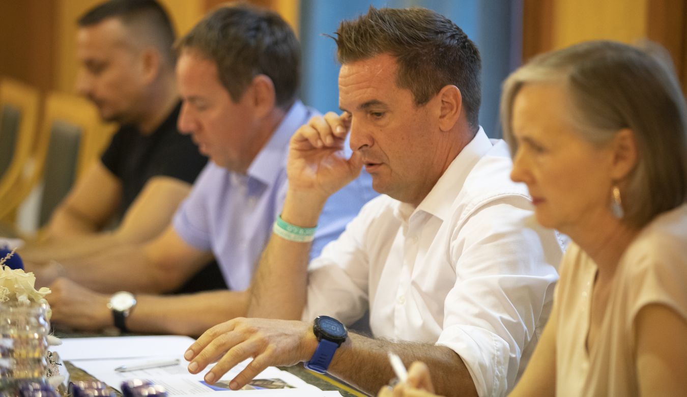Govorniki na novinarski konferenci o tekočih investicijah MONG, ki sedijo za mizo v Zeleni dvorani. To so župan MONG Samo Turel, direktor občinske uprave Aleš Markočič in vodja Službe za investicije Jernej Kogoj.
