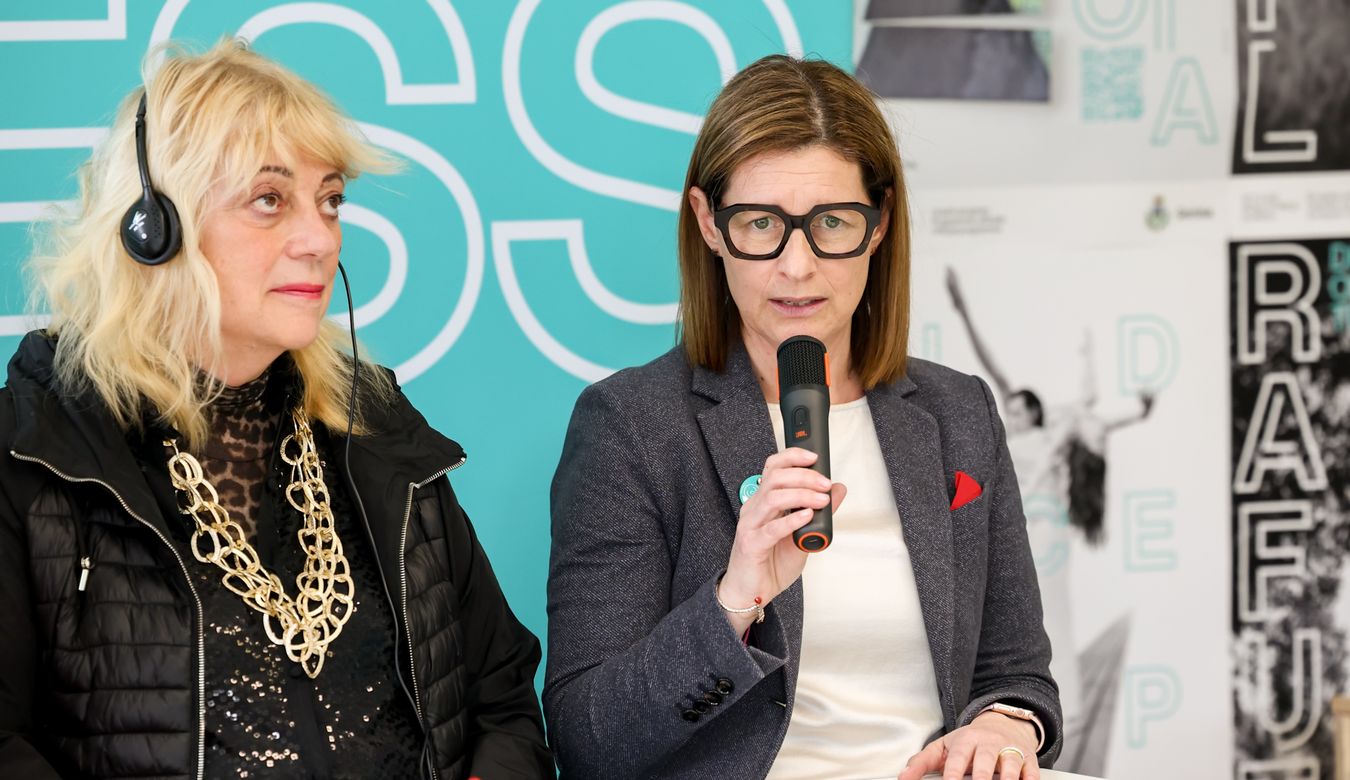 Govorka na novinarski konferenci, Lucija Sila