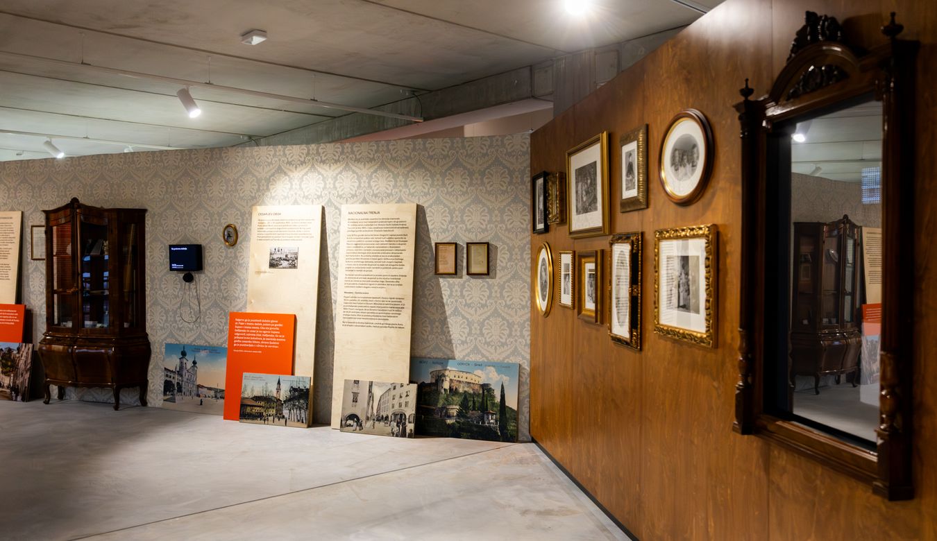 Fotografija notranjosti razstave Mesto na meji.