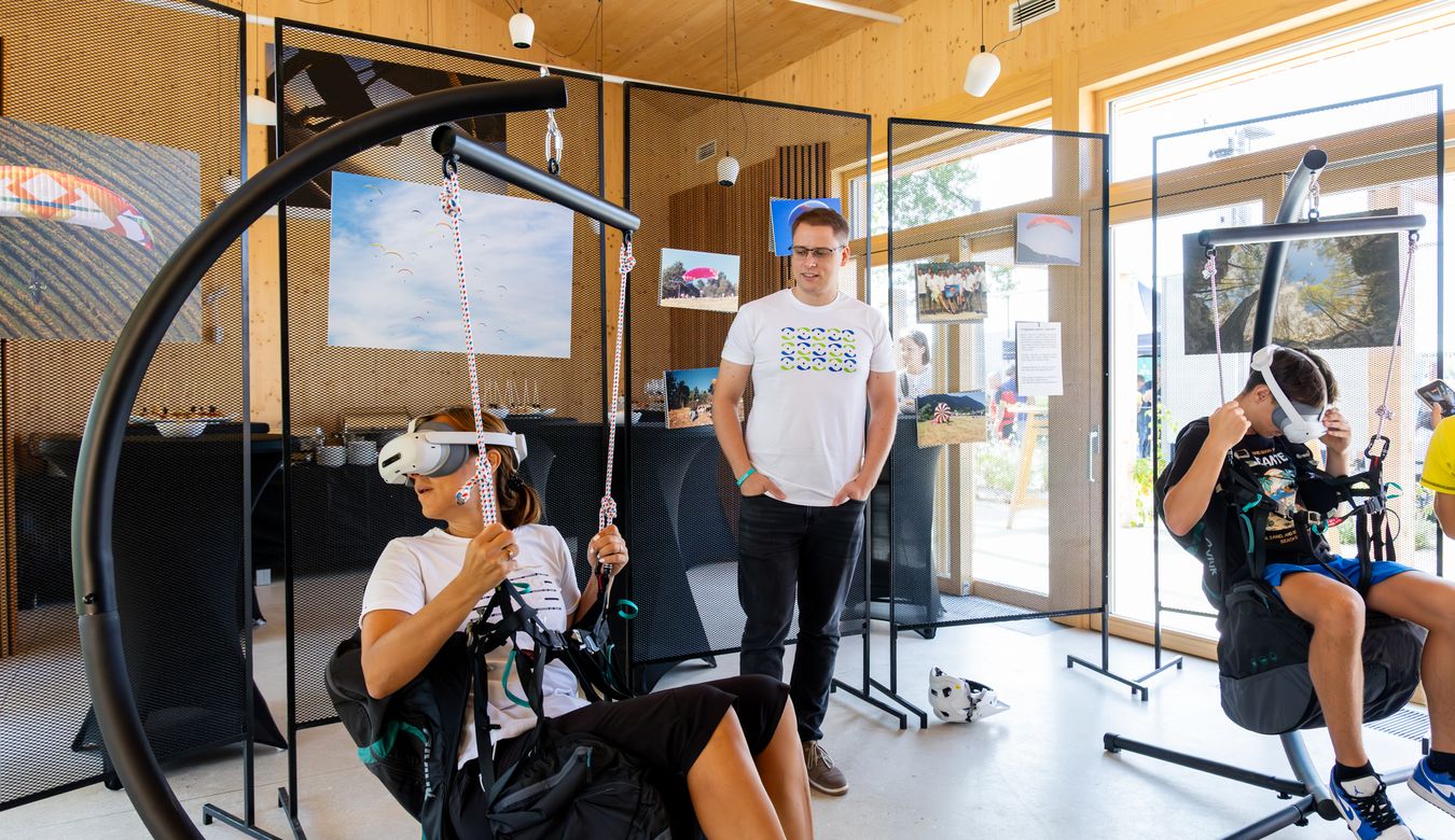 Obiskovalci preizkušajo padalstvo prek VR očal