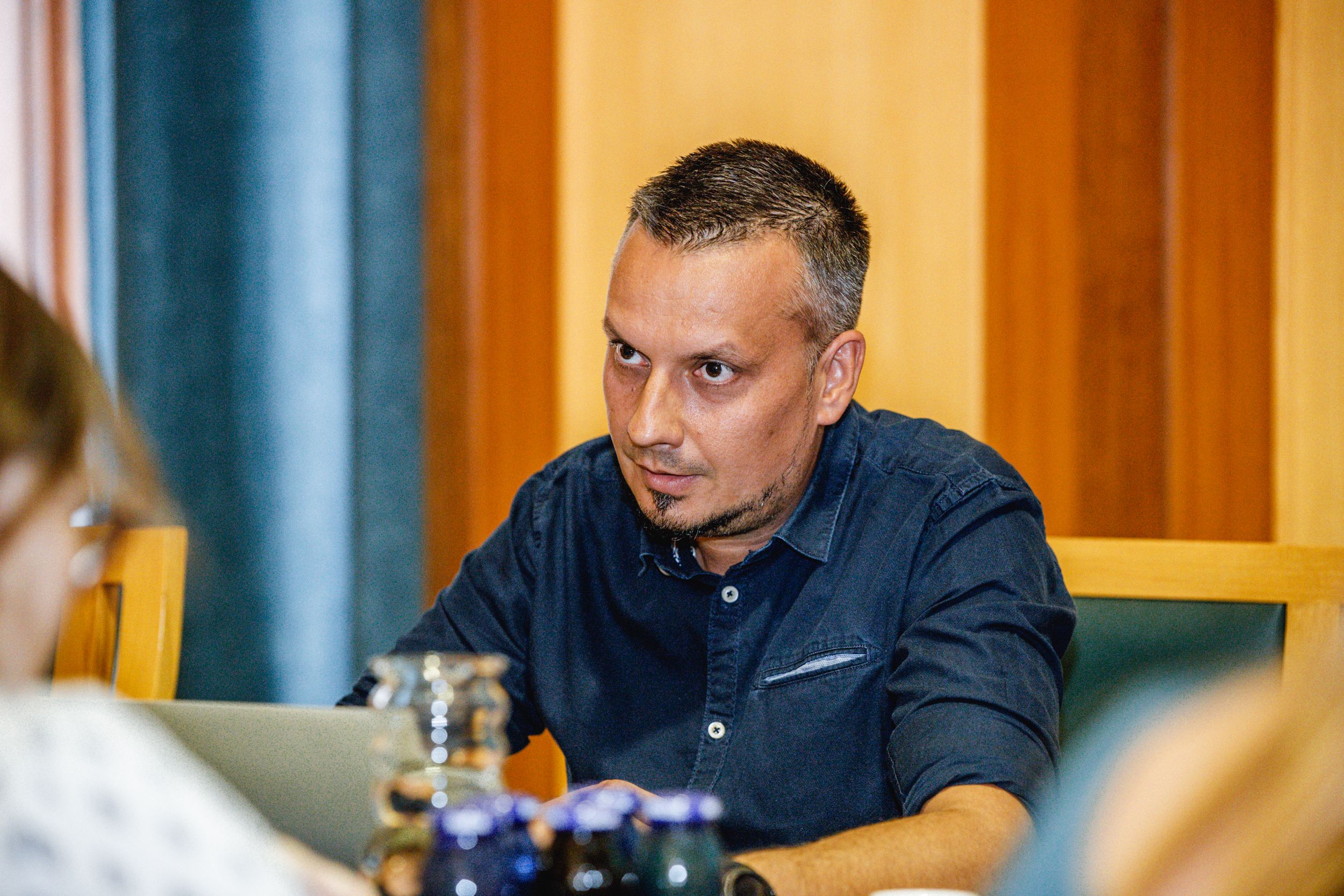 Vodja službe za investicije Jernej Kogoj podaja govor v zeleni dvorani