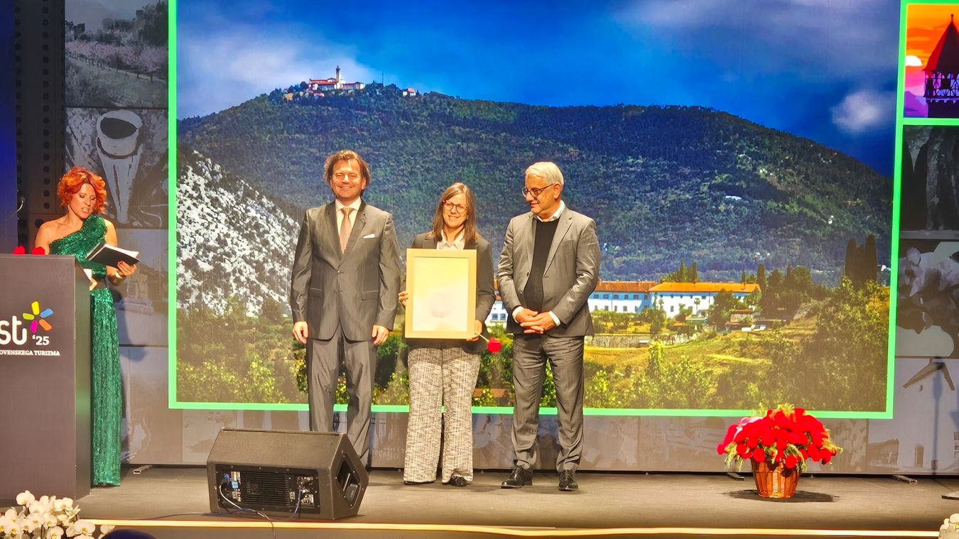 višja svetovalka za gospodarski razvoj novogoriške mestne občine Nika Testen na odru ob prejemu srebrnega znaka gostoljubnosti.