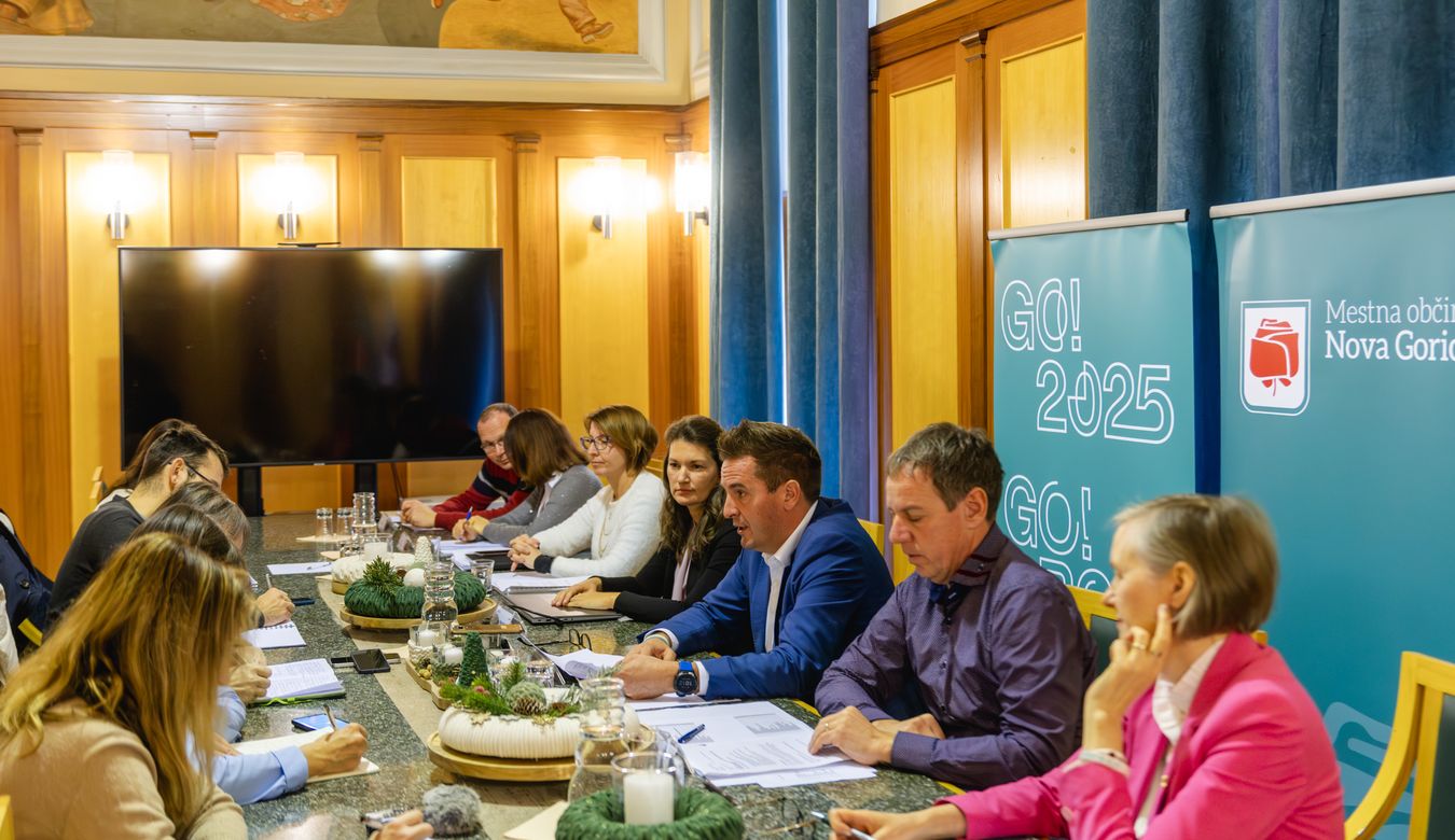 Govorci med novinarsko konferenco.