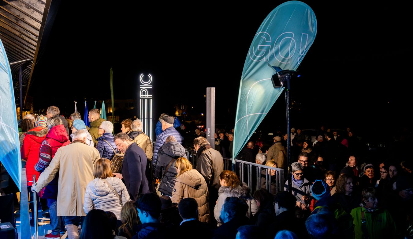 Obiskovalci ob vstopu v EPIC.