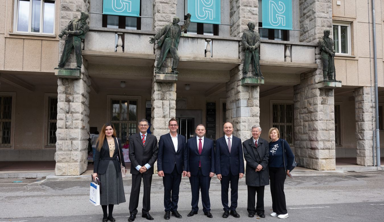 Župan Mestne občine Nova Gorica, predsednik Društva prijateljstva Slovenije in Azerbajdžana Andrej Kompara, prvi mož azerbajdžanskega okrožja Oghuz, g. Javid Abdul-Gadirov, veleposlanik Republike Azerbajdžan v Sloveniji in njuna delegacija pred Občinsko palačo.