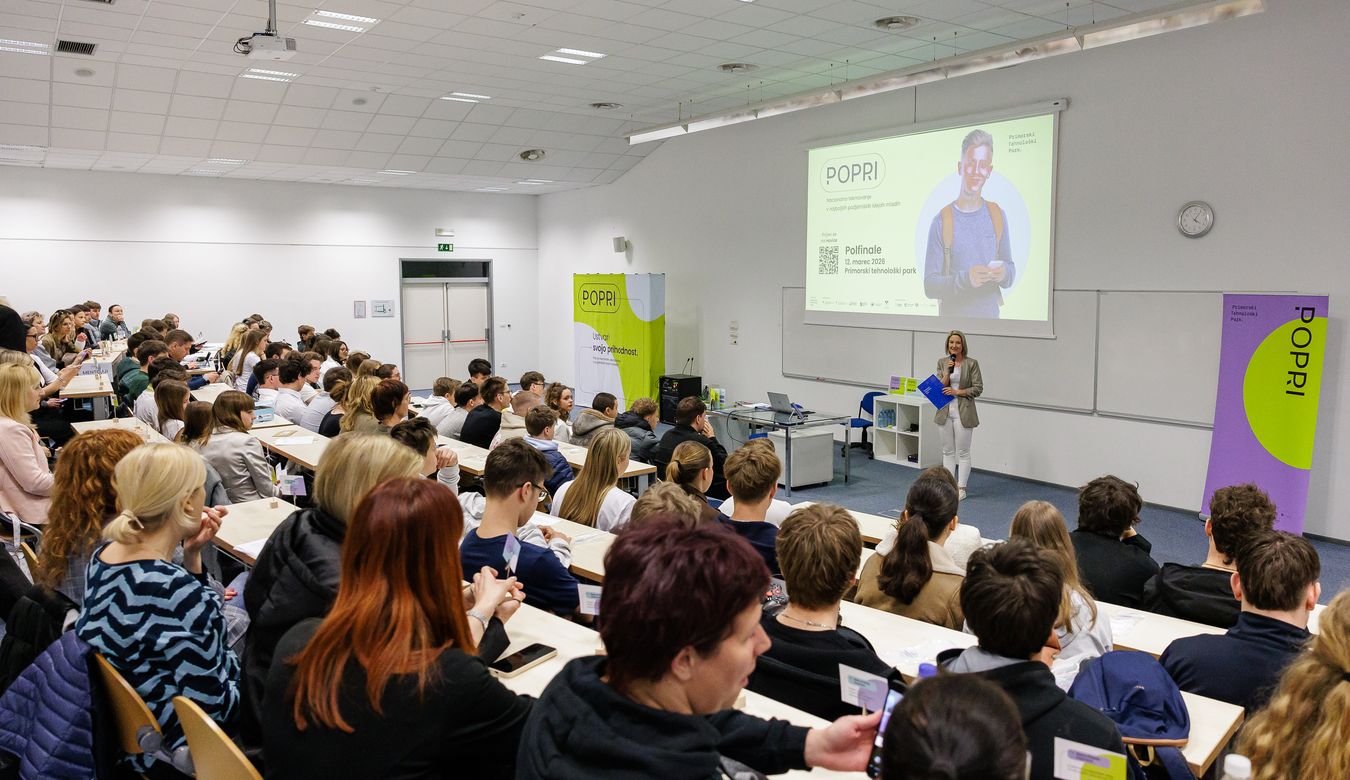 Fotografija iz predavalnice, kjer sedijo polfinalisti POPRI