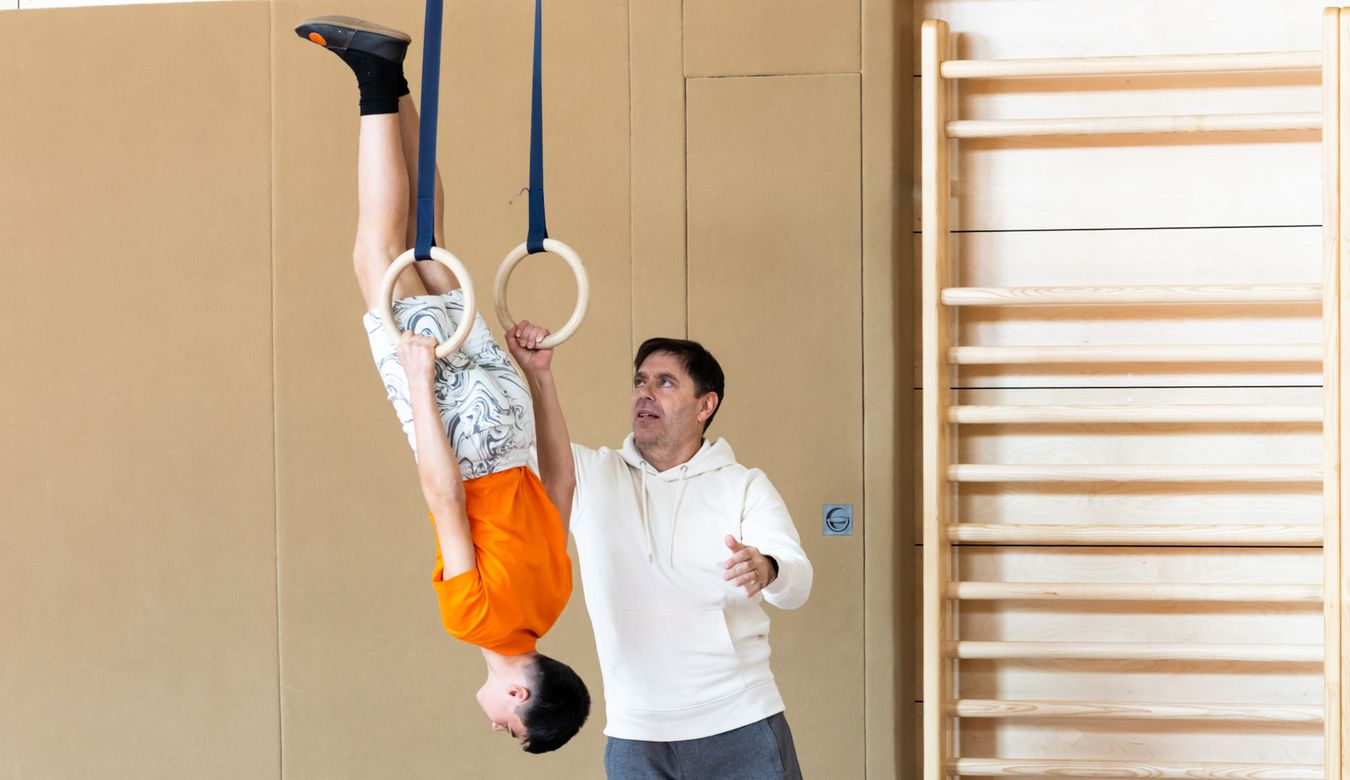 Na fotografiji so učenci OŠ Kozara, ki so na odprtju nastopali z gimnastično točko.