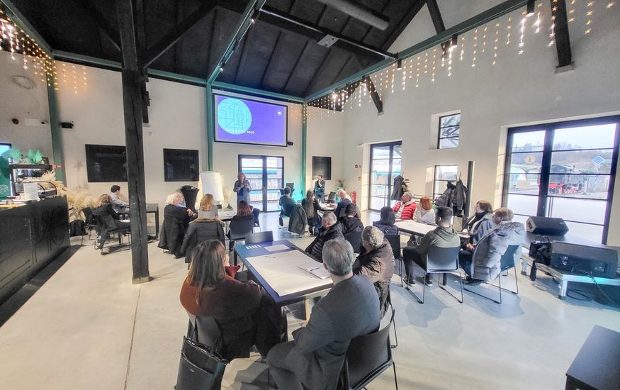 Fotografija s tematskega posveta s predstavniki krajevnih skupnosti