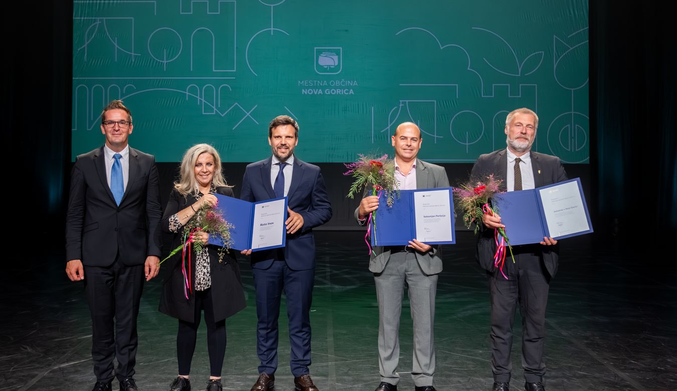 Skupna fotografija prejemnikov nagrade Mestne občine Nova Gorica z županom Mestne občine Nova Gorica Samom Turelom.