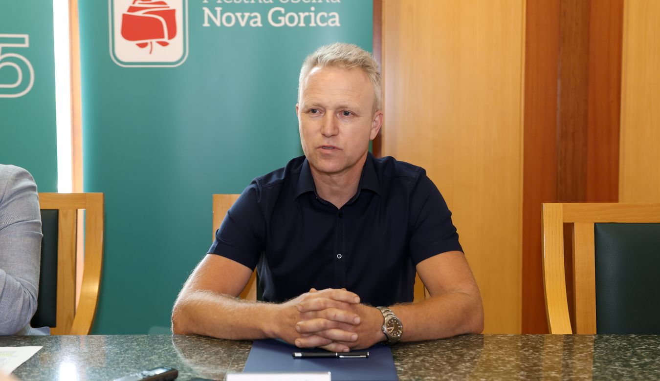 Predsednik Kajak kluba Soške elektrarne mag. Ivan Zagožen pred podpisom.