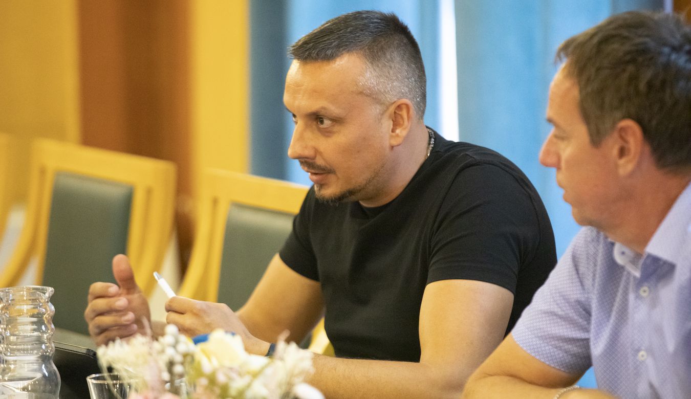 Bližja fotografija vodje Službe za investicije Jerneja Kogoja, med govorom na novinarski konferenci.