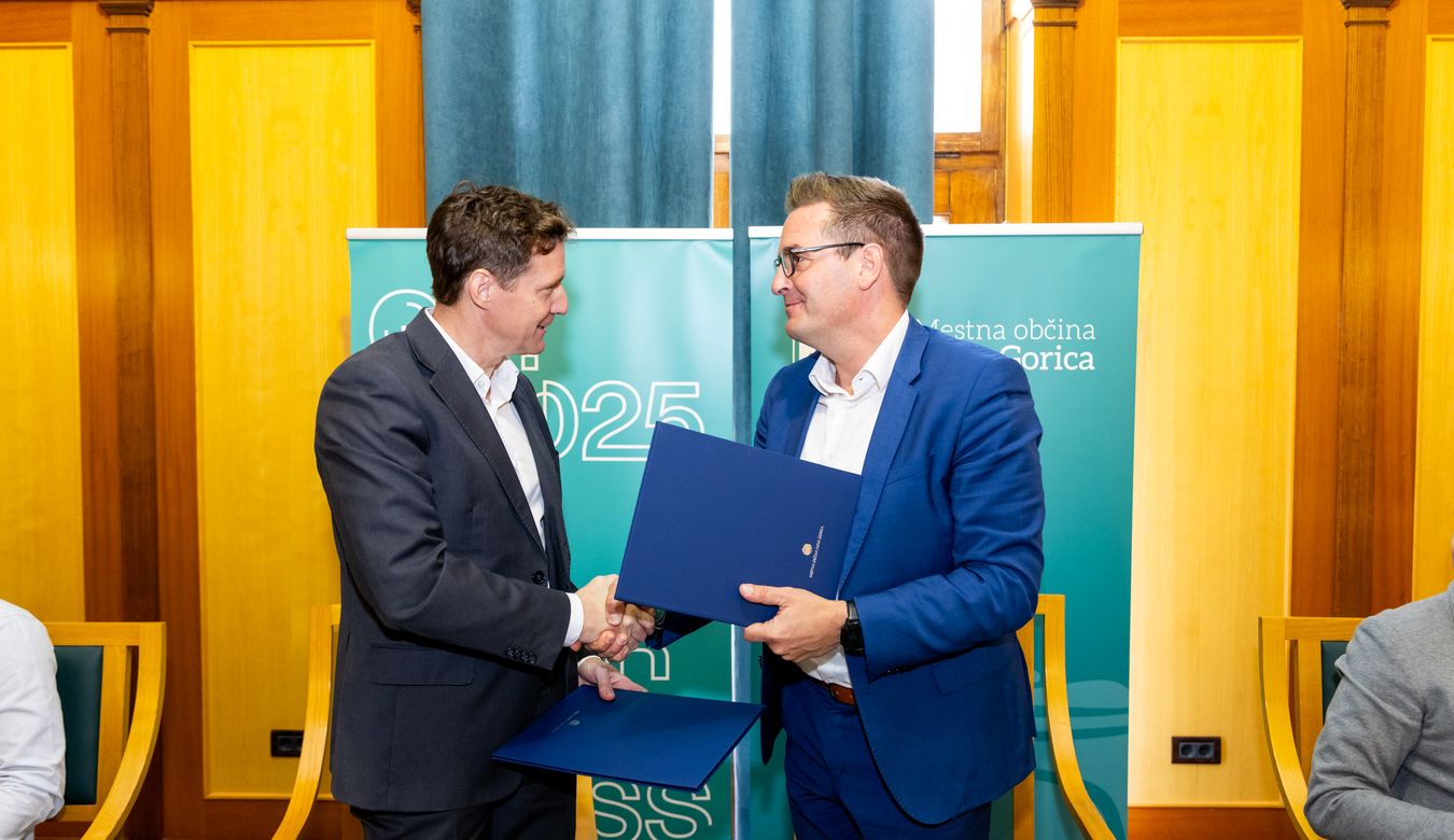 Župan Mestne občine Nova Gorica Samo Turel in direktor podjetja Ginex International Primož Ule med rokovanjem po podpisu