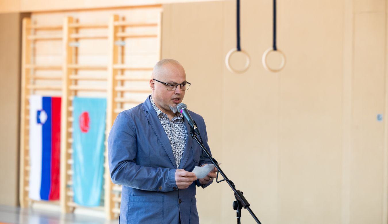 Na fotografiji je ravnatelj OŠ Kozara Edvard Vrabič.