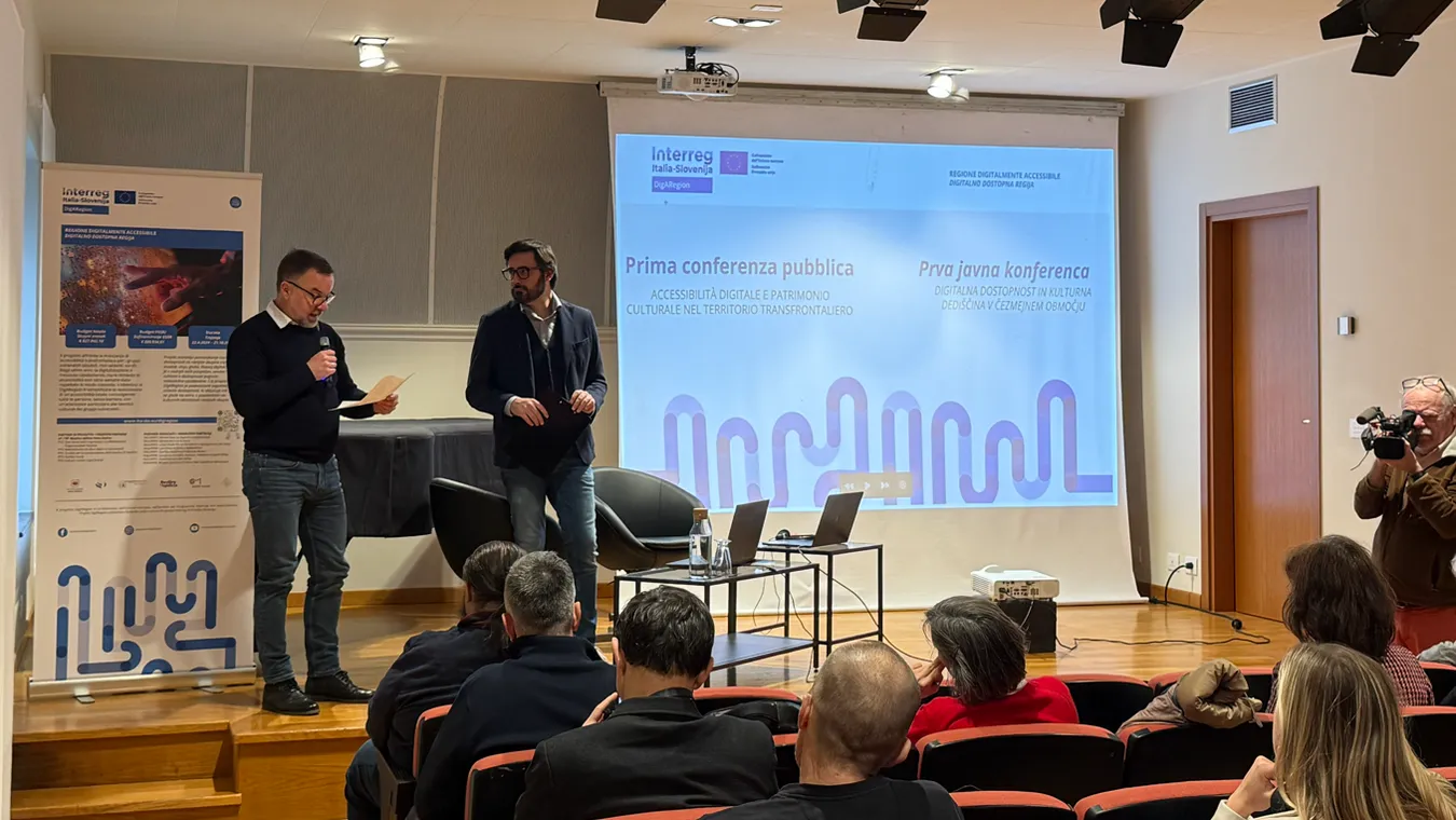 Fotografija dveh govorcev na konferenci