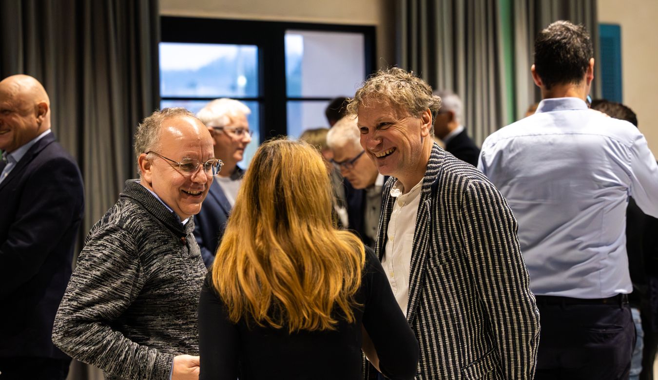 Gospodarstveniki med pogovorom.