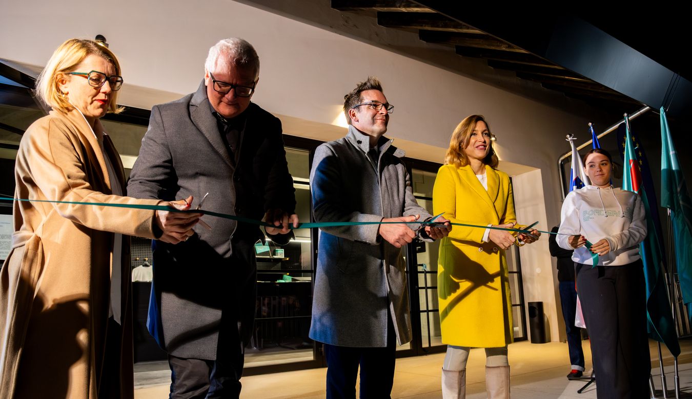 Govorci na odprtju EPICa in razstave Mesto na meji župan Mestne občine Nova Gorica Samo Turel, direktorica Javnega zavoda GO! 2025 mag. Mija Lorbek, kuratorka razstave in zgodovinarka dr. Kaja Širok in državni sekretar na Ministrstvu za Kulturo mag. Marko Rusjan med prerezom traku. 