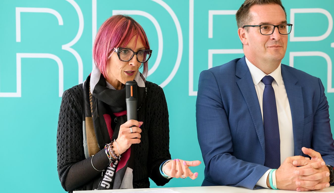 Govornica na novinarski konferenci, direktorica Zavoda EZTS GO Romina Kocina