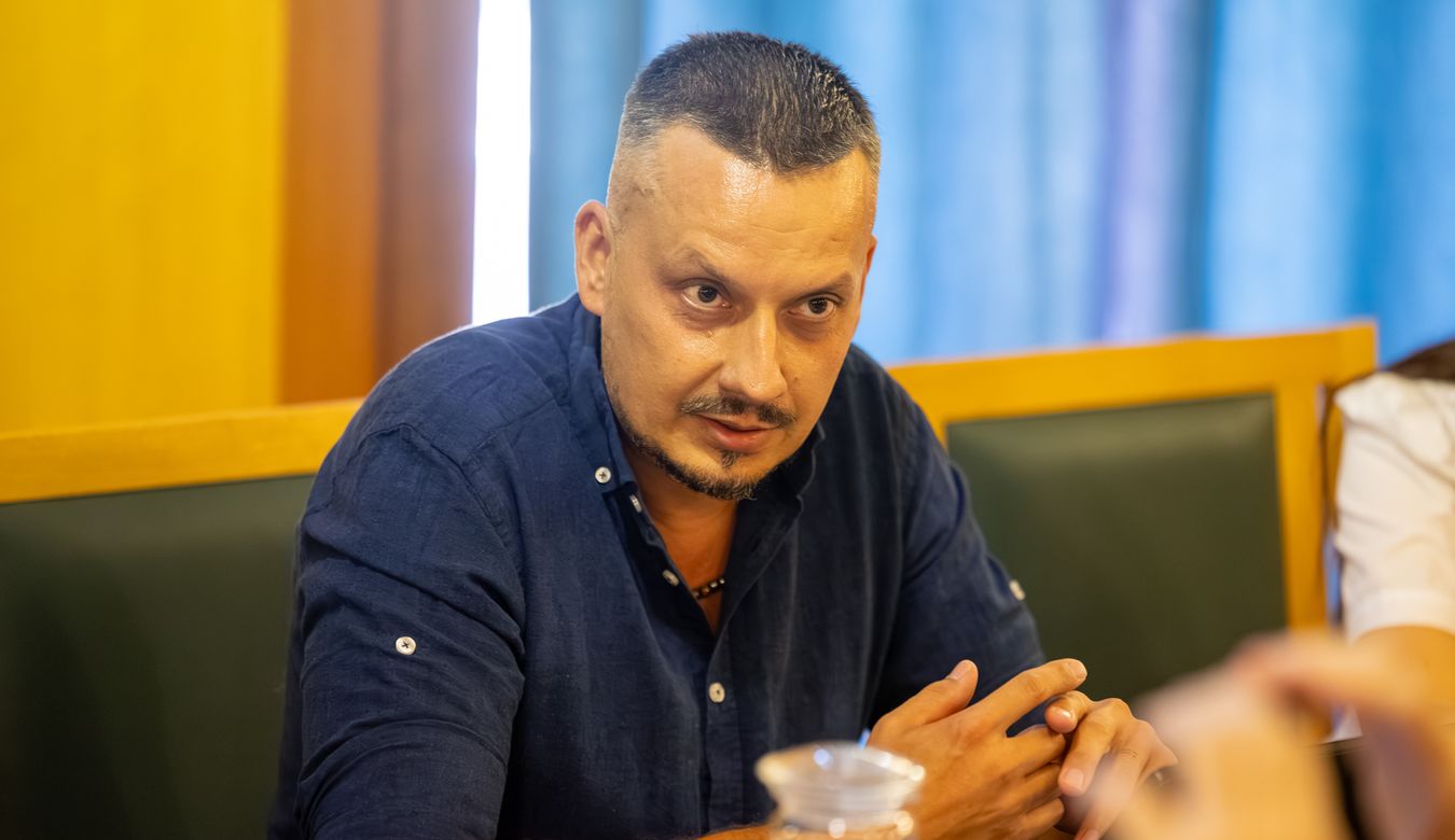 Vodja Službe za investicije Jernej Kogoj kot govorec na novinarski konferenci.