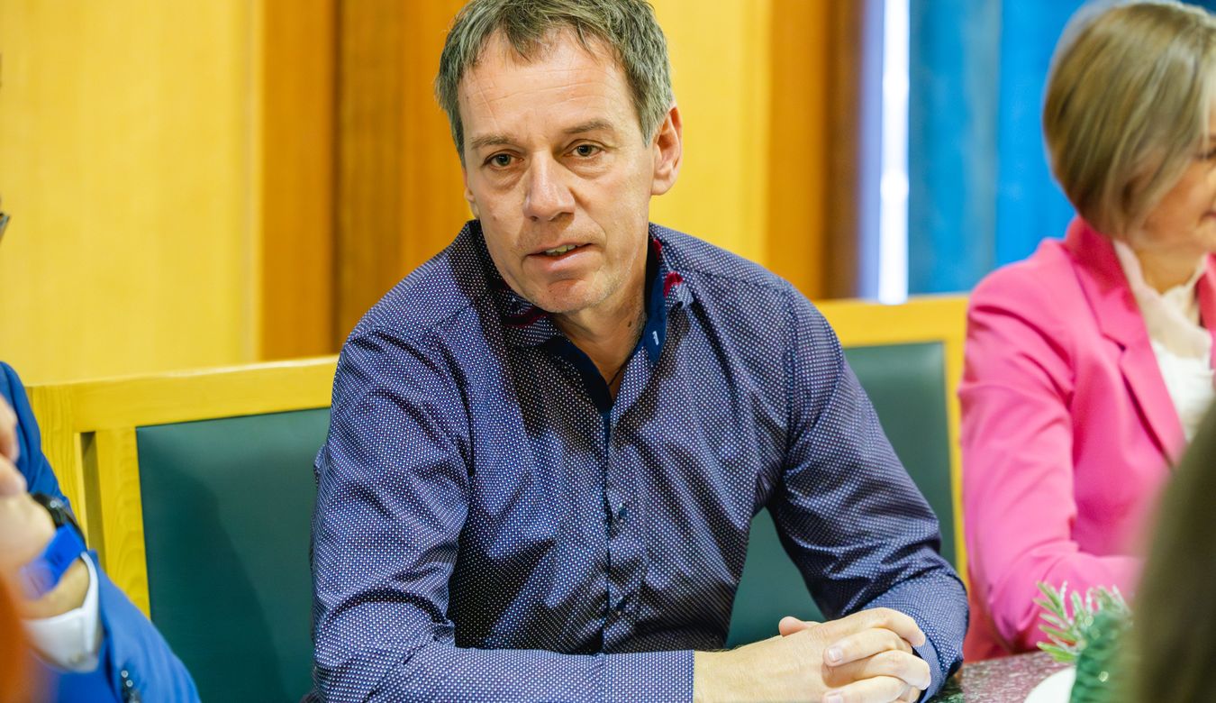 Govornik na novinarski konferenci, direktor Občinske uprave Aleš Markočič