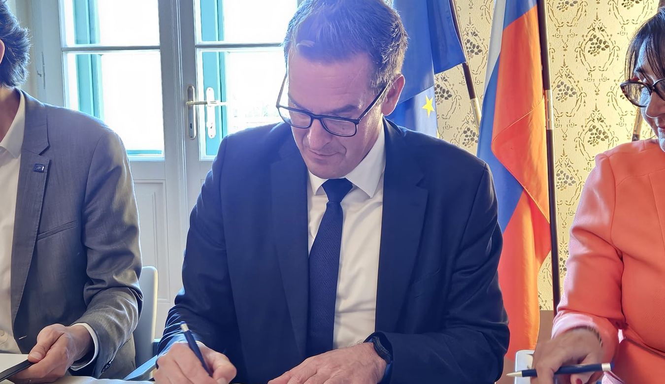 Župan Samo Turel pri podpisu partnerstva