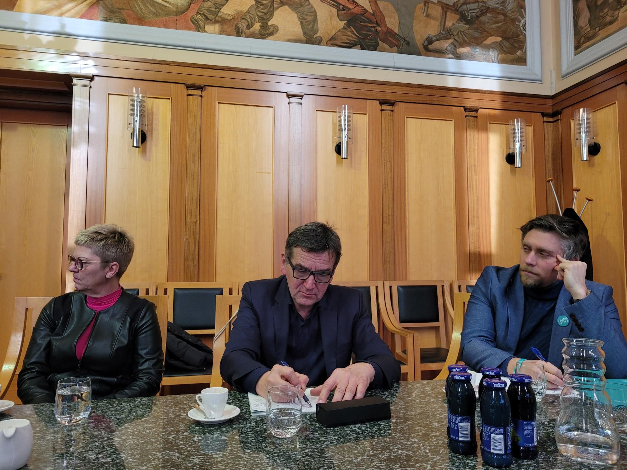 Sestanek župana s predstavniki javnih zavodov s področja kulture v zeleni dvorani v občinski stavbi