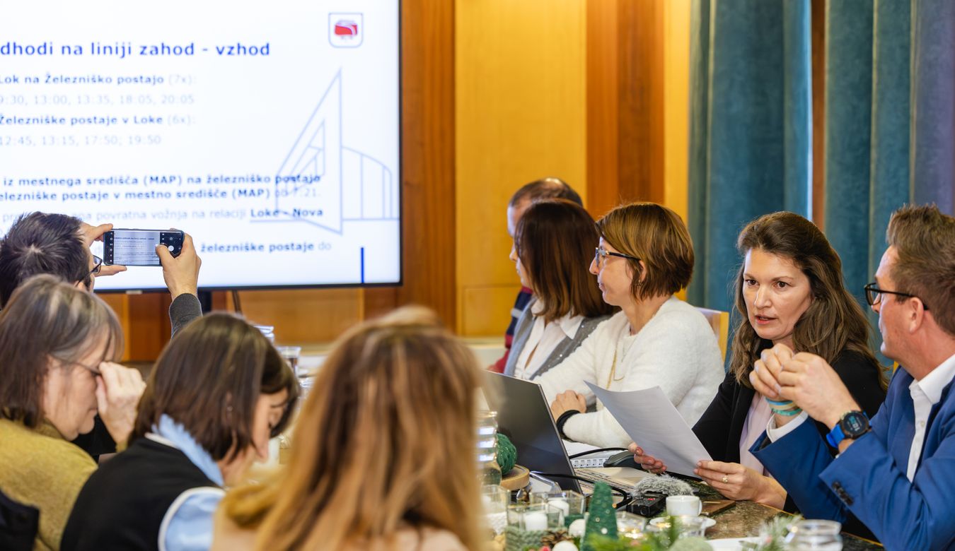 novinarji in govorniki na novinarski konferenci