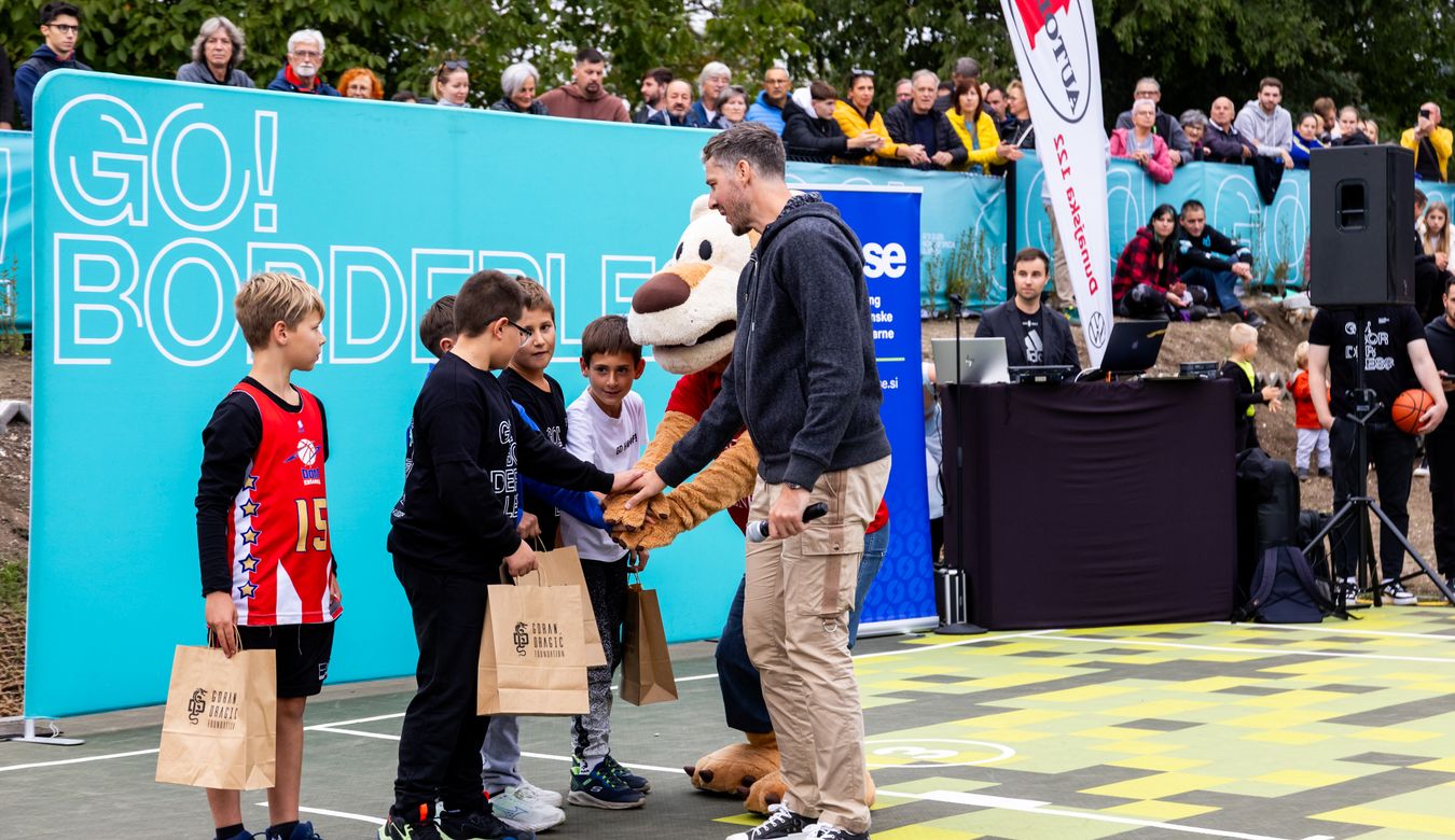 Goran Dragić zmagovalcem turnirja 3x3 podaja darila