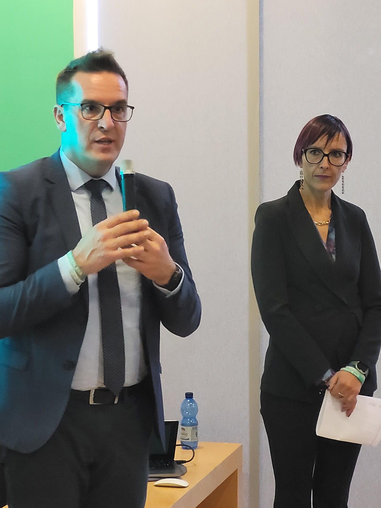 Župan Samo Turel in direktorica EZTS GO Romina Kocina govorita na tiskovni konferenci